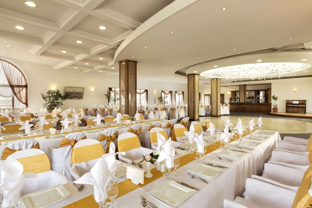Ramada by Wyndham Plovdiv Trimontium — Restaurant & bars in Plovdiv, Plovdiv