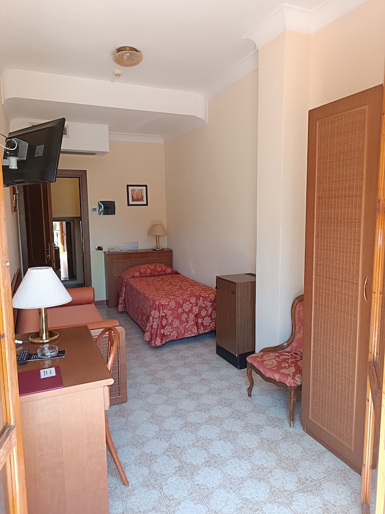 Hotel Ipanema — Hotel rooms in Taormina, Sicily