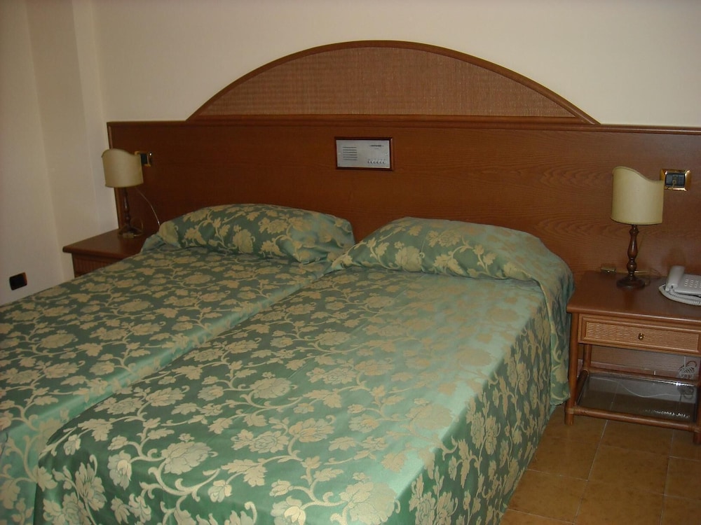 Hotel Ipanema — Hotel rooms in Taormina, Sicily