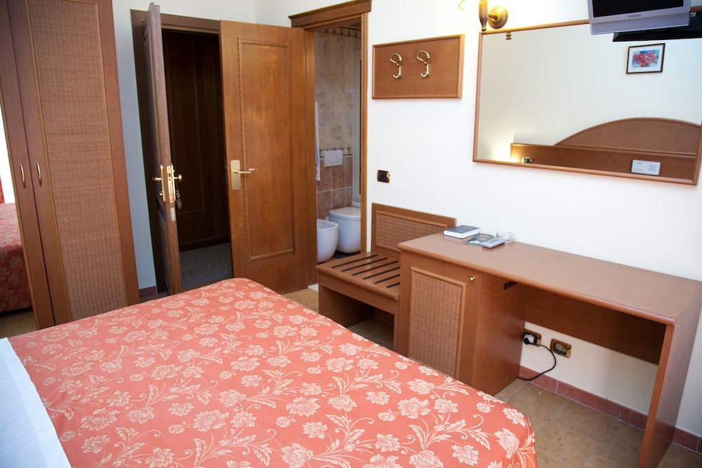 Hotel Ipanema — Hotel rooms in Taormina, Sicily