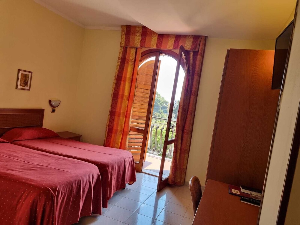 Hotel Ipanema — Hotel rooms in Taormina, Sicily