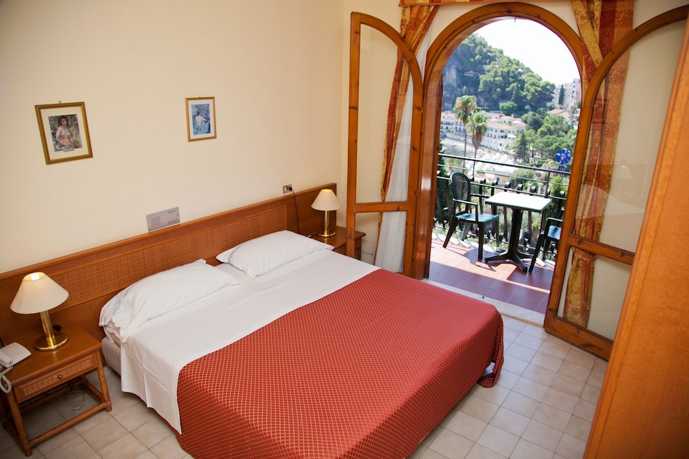 Hotel Ipanema — Hotel rooms in Taormina, Sicily