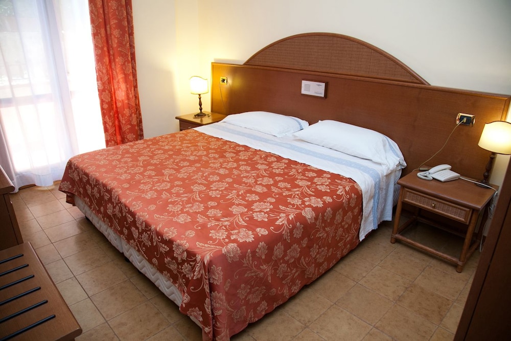 Hotel Ipanema — Hotel rooms in Taormina, Sicily