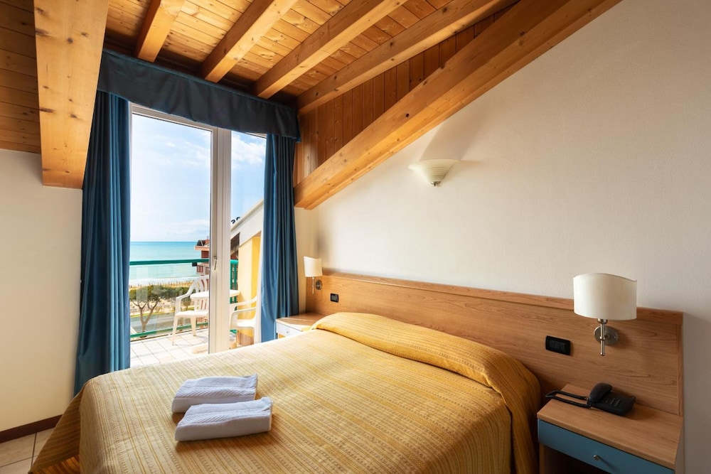 Hotel Kennedy — Hotel rooms in Jesolo, Veneto