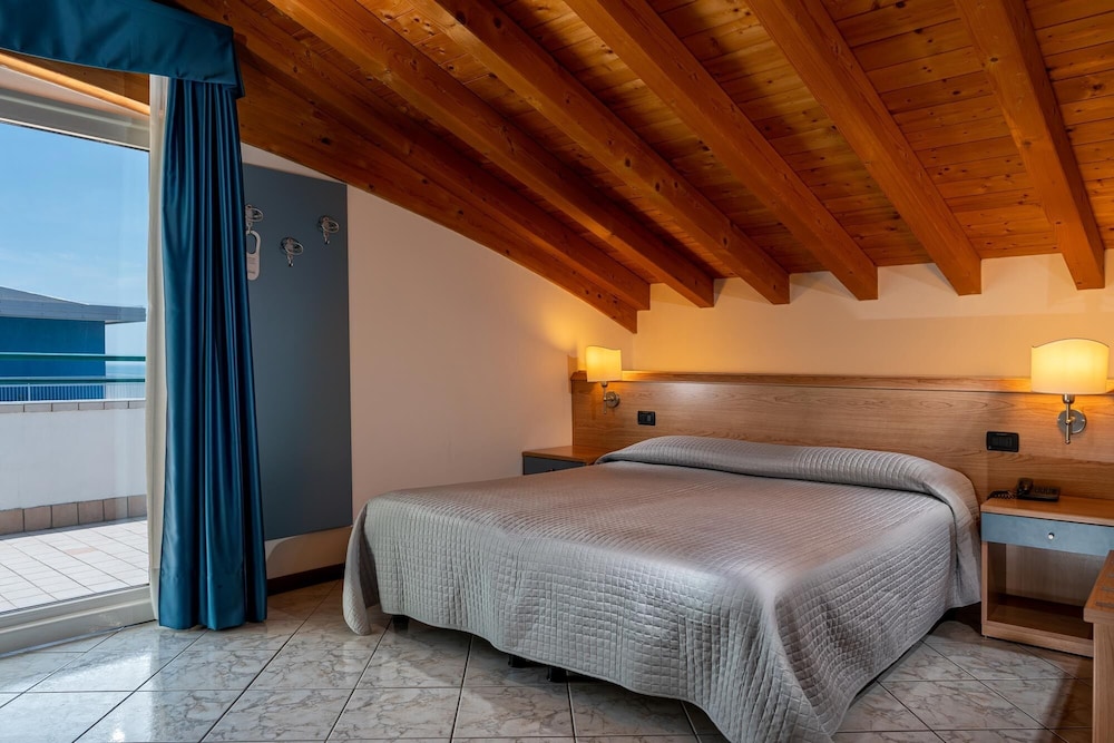 Hotel Kennedy — Hotel rooms in Jesolo, Veneto