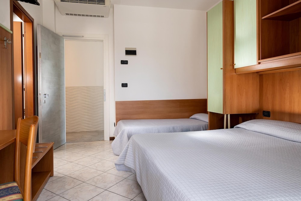 Hotel Kennedy — Hotel rooms in Jesolo, Veneto