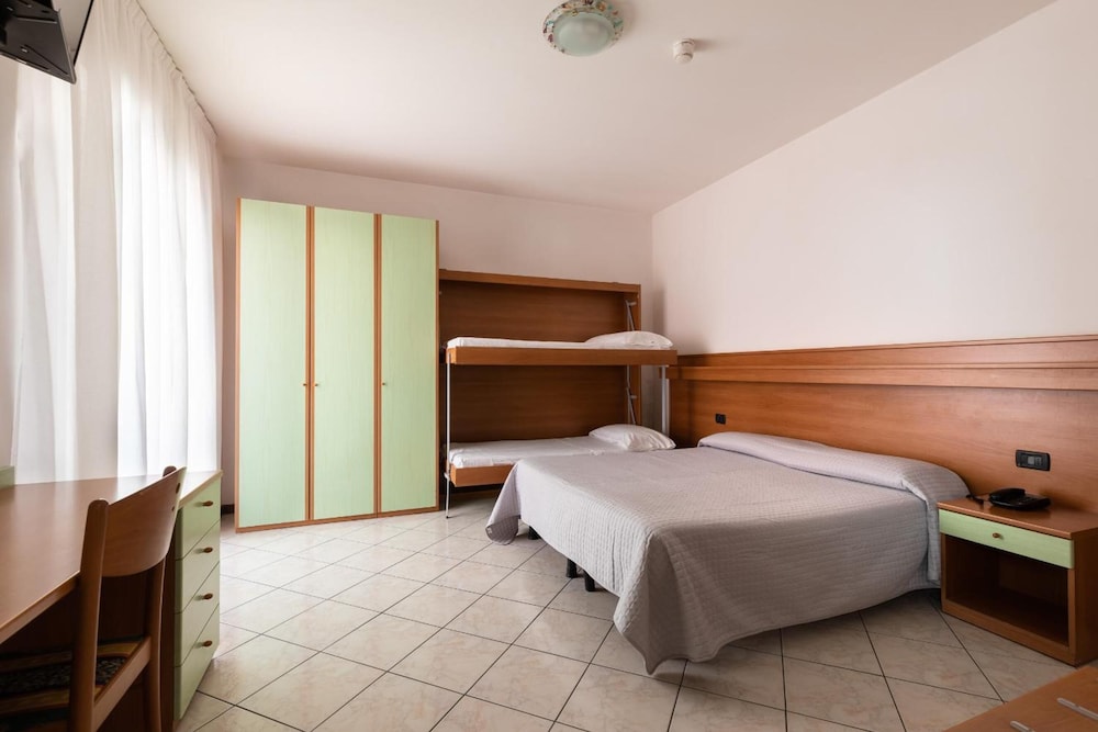 Hotel Kennedy — Hotel rooms in Jesolo, Veneto