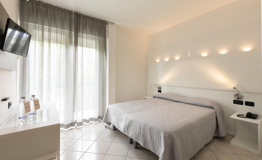 Hotel Kennedy — Hotel rooms in Jesolo, Veneto