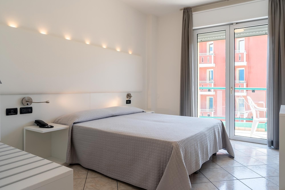Hotel Kennedy — Hotel rooms in Jesolo, Veneto