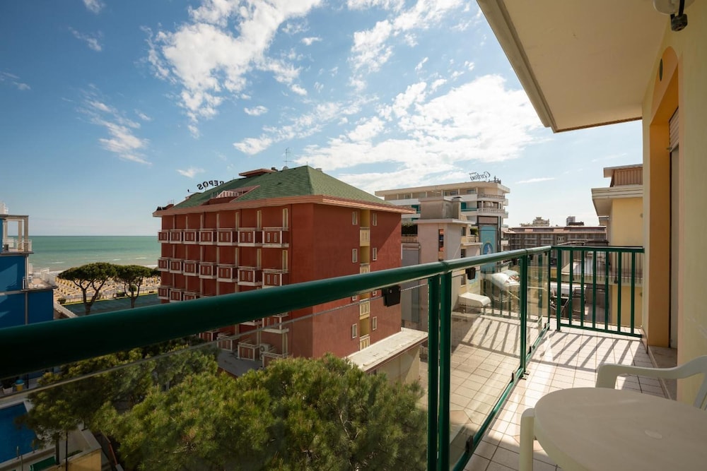 Hotel Kennedy — Hotel building in Jesolo, Veneto