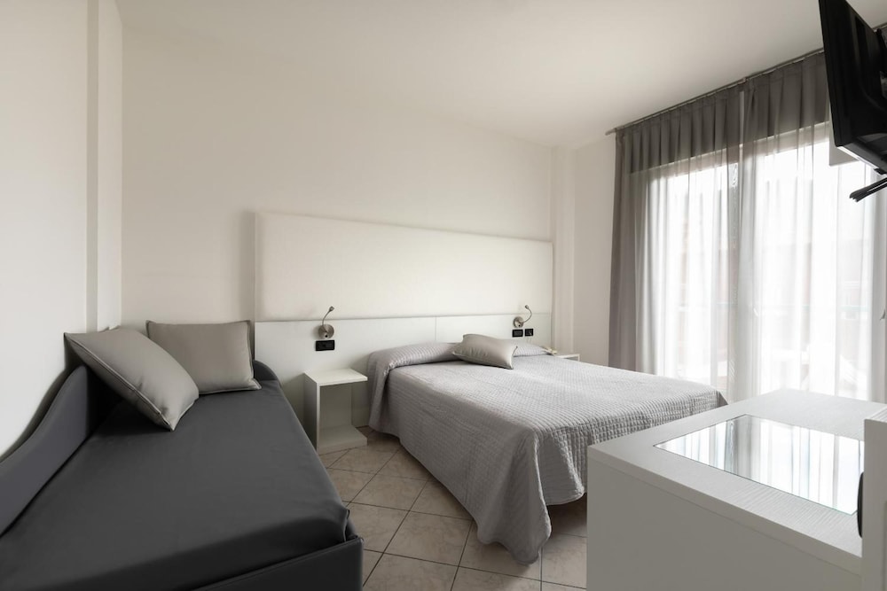 Hotel Kennedy — Hotel rooms in Jesolo, Veneto