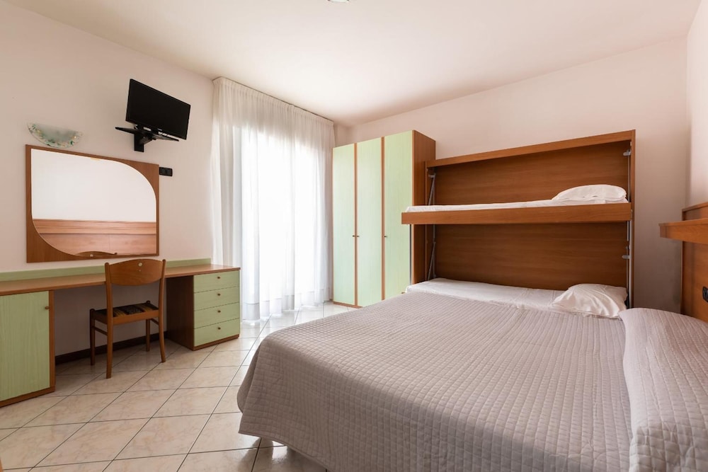 Hotel Kennedy — Hotel rooms in Jesolo, Veneto