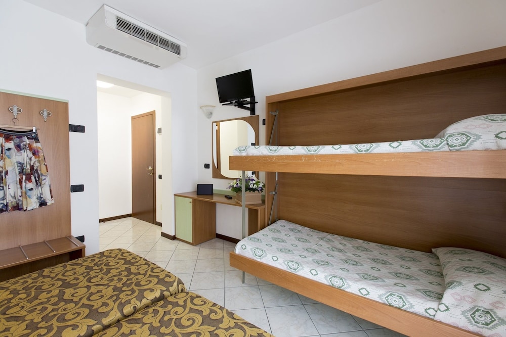 Hotel Kennedy — Hotel rooms in Jesolo, Veneto