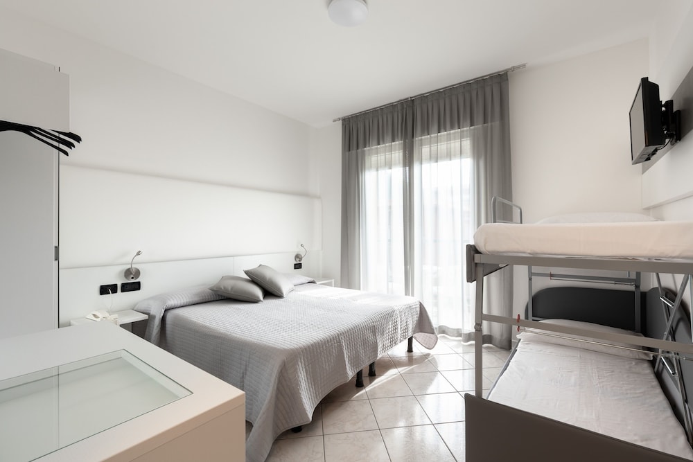 Hotel Kennedy — Hotel rooms in Jesolo, Veneto