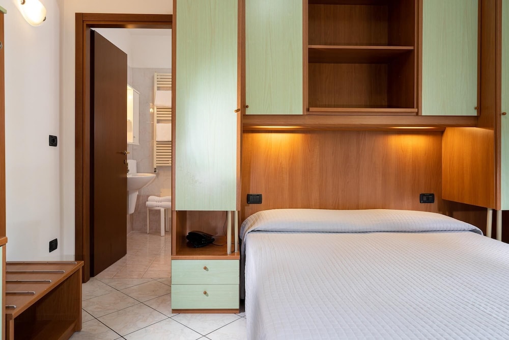 Hotel Kennedy — Hotel rooms in Jesolo, Veneto