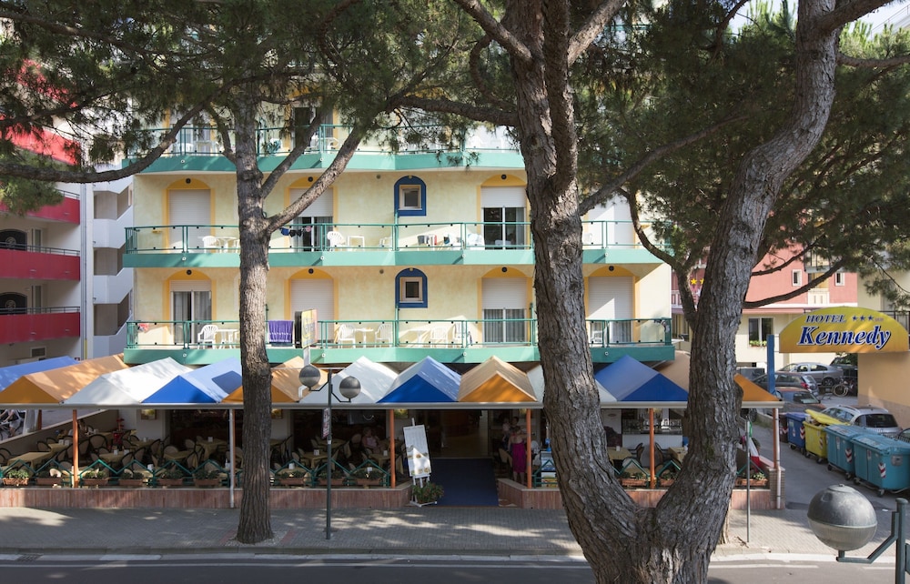 Hotel Kennedy — Hotel building in Jesolo, Veneto
