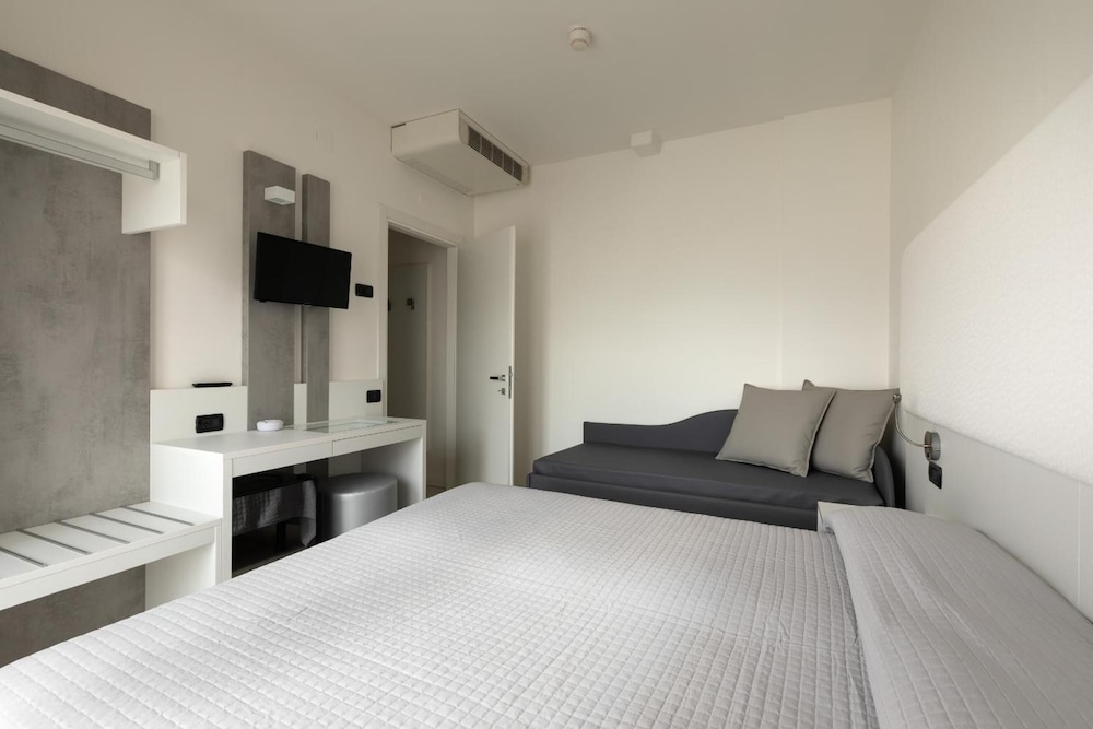 Hotel Kennedy — Hotel rooms in Jesolo, Veneto