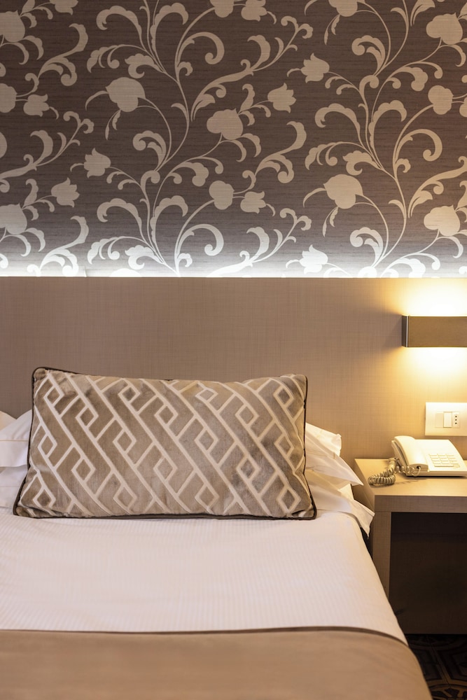 Albergo Firenze — Hotel rooms in Florence, Tuscany