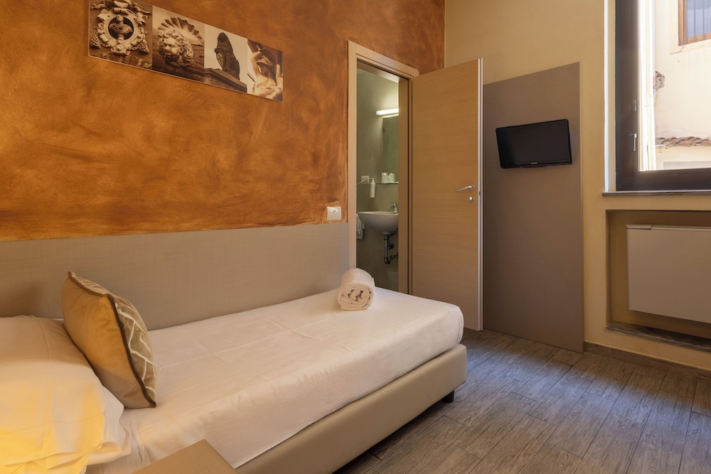 Albergo Firenze — Hotel rooms in Florence, Tuscany