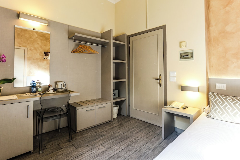 Albergo Firenze — Hotel rooms in Florence, Tuscany