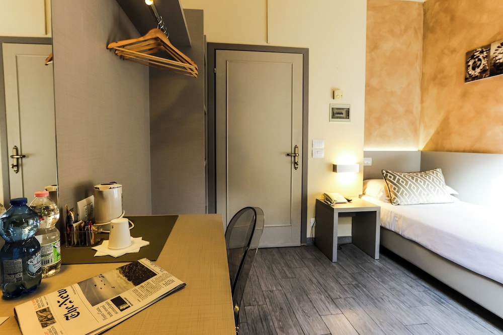 Albergo Firenze — Hotel rooms in Florence, Tuscany