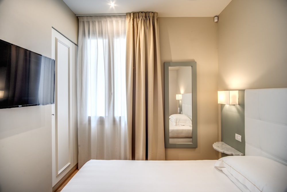 Hotel Ariele — Hotel rooms in Florence, Tuscany