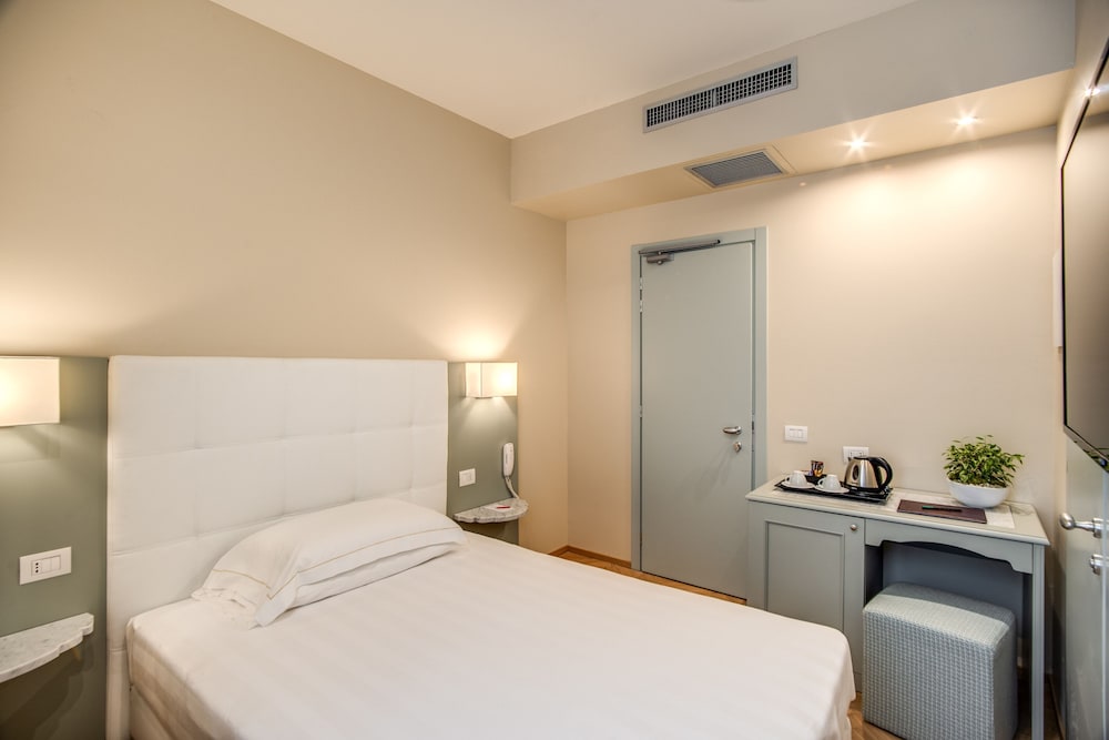 Hotel Ariele — Hotel rooms in Florence, Tuscany