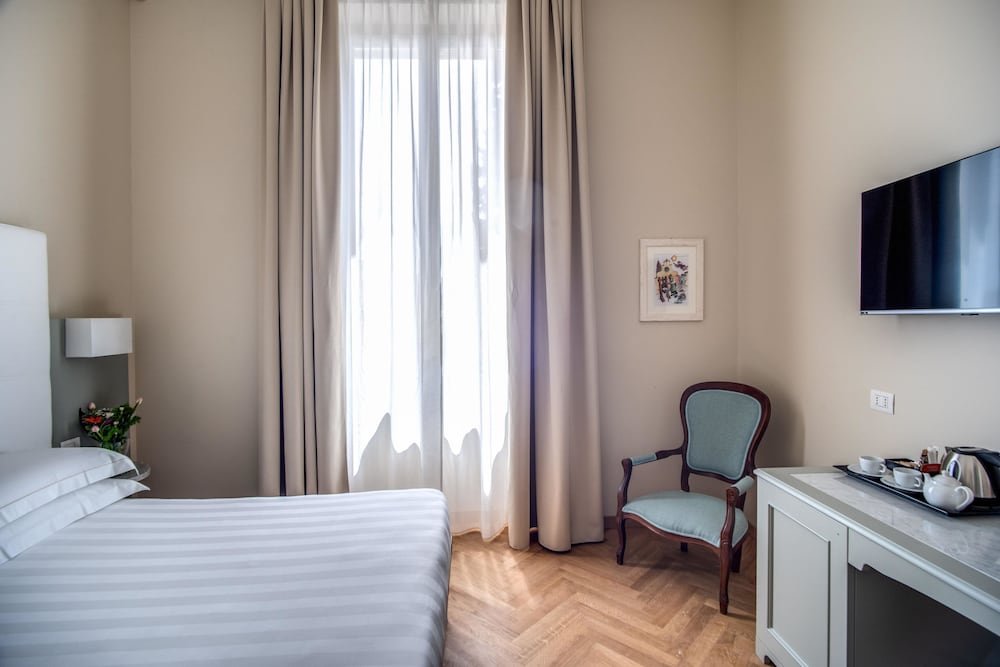 Hotel Ariele — Hotel rooms in Florence, Tuscany