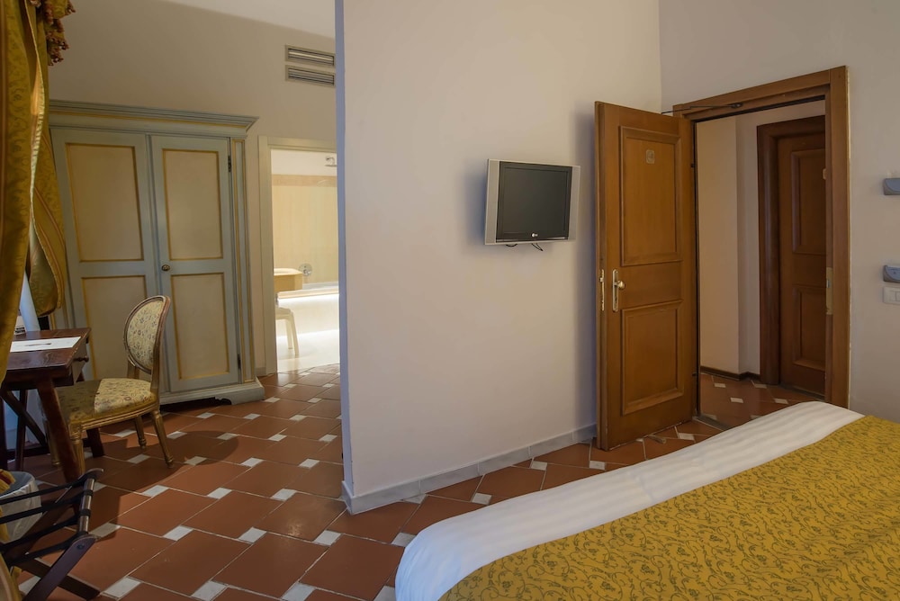 Hotel Atlantic Palace — Hotel rooms in Florence, Tuscany
