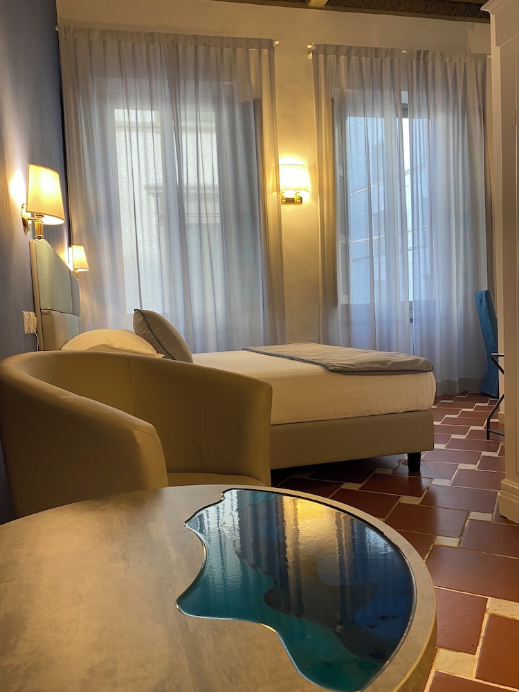 Hotel Atlantic Palace — Hotel rooms in Florence, Tuscany