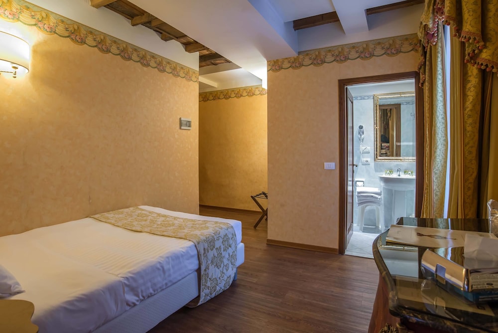 Hotel Atlantic Palace — Hotel rooms in Florence, Tuscany
