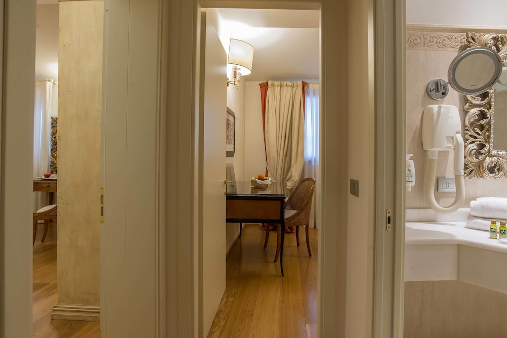Hotel Atlantic Palace — Hotel rooms in Florence, Tuscany