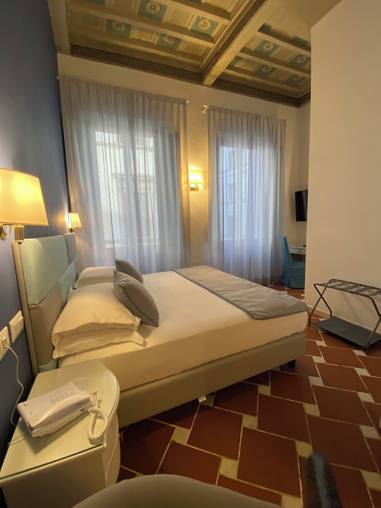 Hotel Atlantic Palace — Hotel rooms in Florence, Tuscany