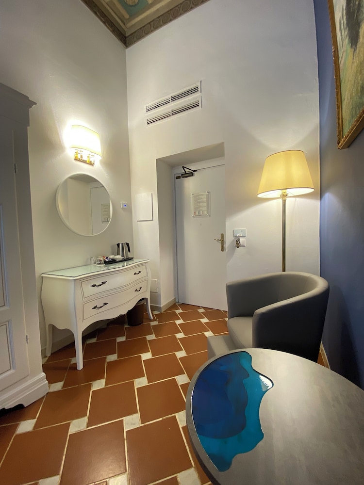 Hotel Atlantic Palace — Hotel rooms in Florence, Tuscany