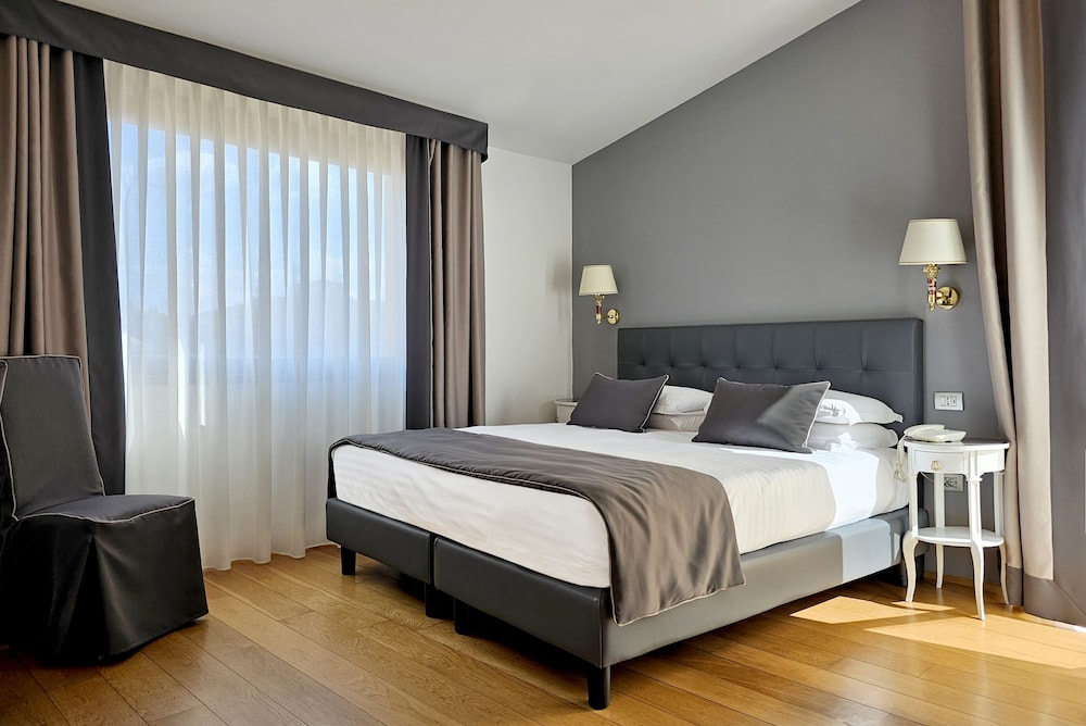 Hotel Atlantic Palace — Hotel rooms in Florence, Tuscany