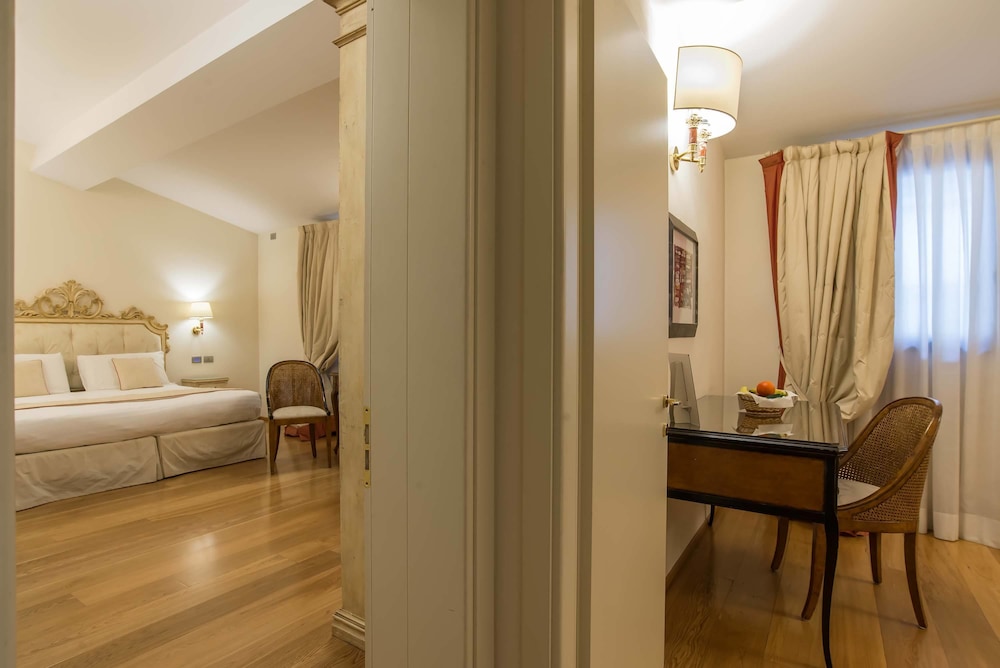 Hotel Atlantic Palace — Hotel rooms in Florence, Tuscany