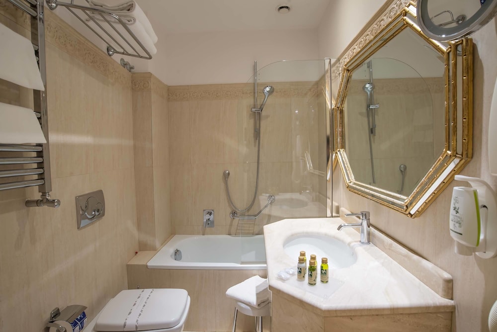 Hotel Atlantic Palace — Hotel rooms in Florence, Tuscany