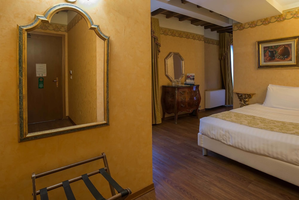 Hotel Atlantic Palace — Hotel rooms in Florence, Tuscany