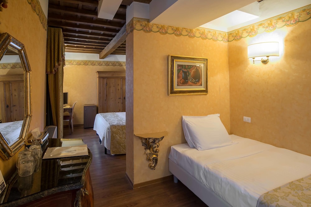 Hotel Atlantic Palace — Hotel rooms in Florence, Tuscany