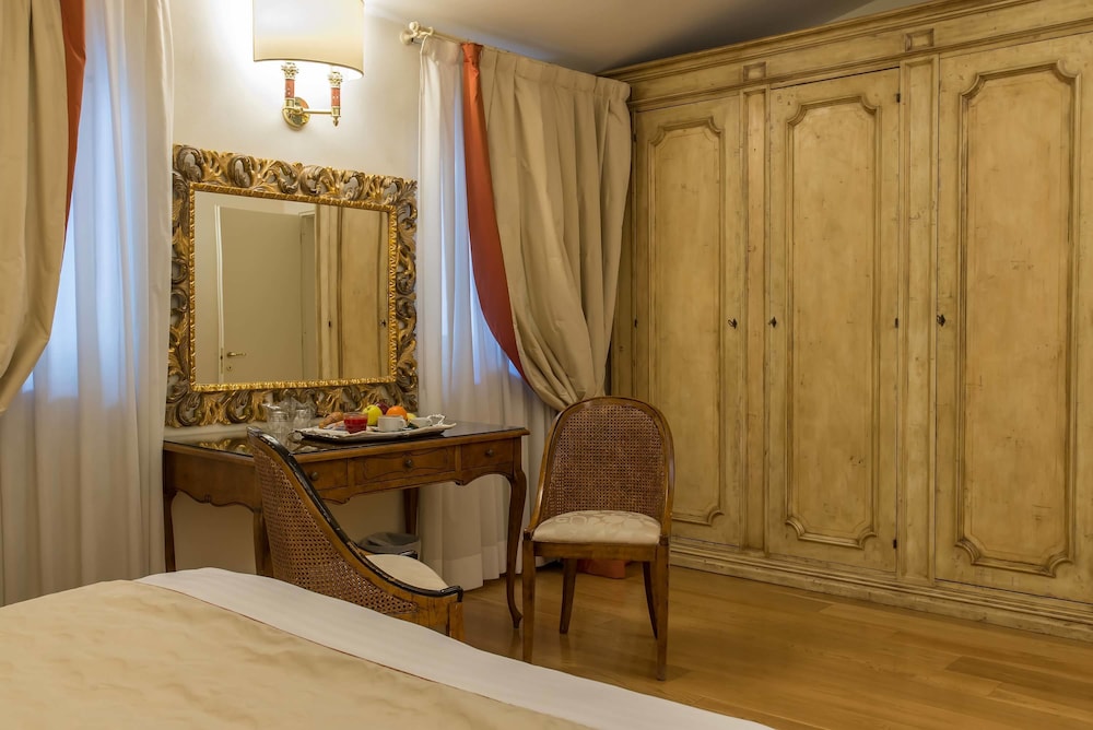 Hotel Atlantic Palace — Hotel rooms in Florence, Tuscany