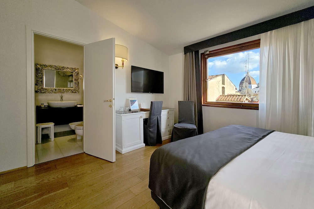 Hotel Atlantic Palace — Hotel rooms in Florence, Tuscany