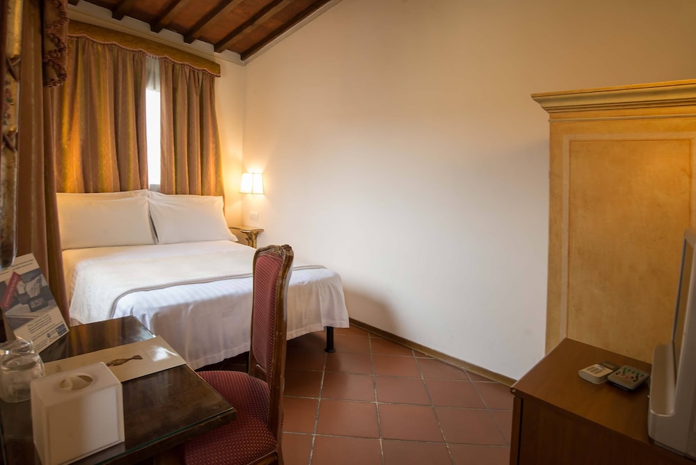 Hotel Atlantic Palace — Hotel rooms in Florence, Tuscany