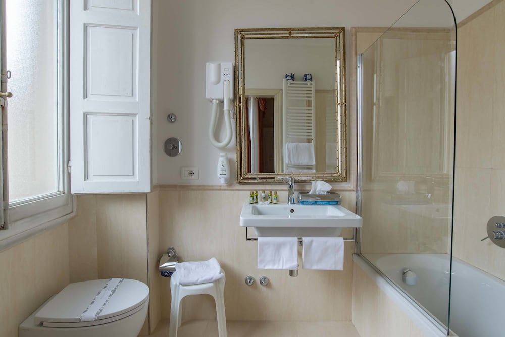 Hotel Atlantic Palace — Hotel rooms in Florence, Tuscany