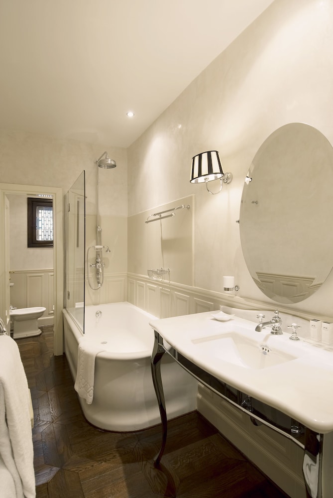 Grand Hotel Baglioni — Hotel rooms in Florence, Tuscany
