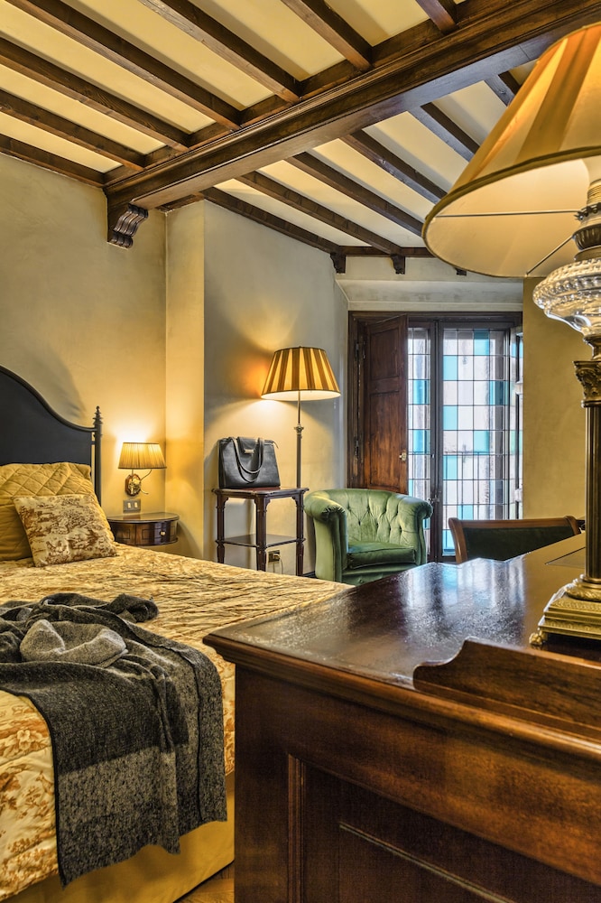 Grand Hotel Baglioni — Hotel rooms in Florence, Tuscany