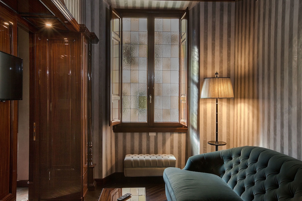 Grand Hotel Baglioni — Hotel rooms in Florence, Tuscany