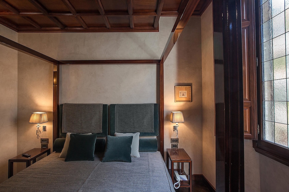 Grand Hotel Baglioni — Hotel rooms in Florence, Tuscany