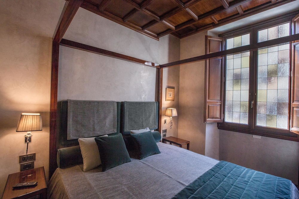 Grand Hotel Baglioni — Hotel rooms in Florence, Tuscany
