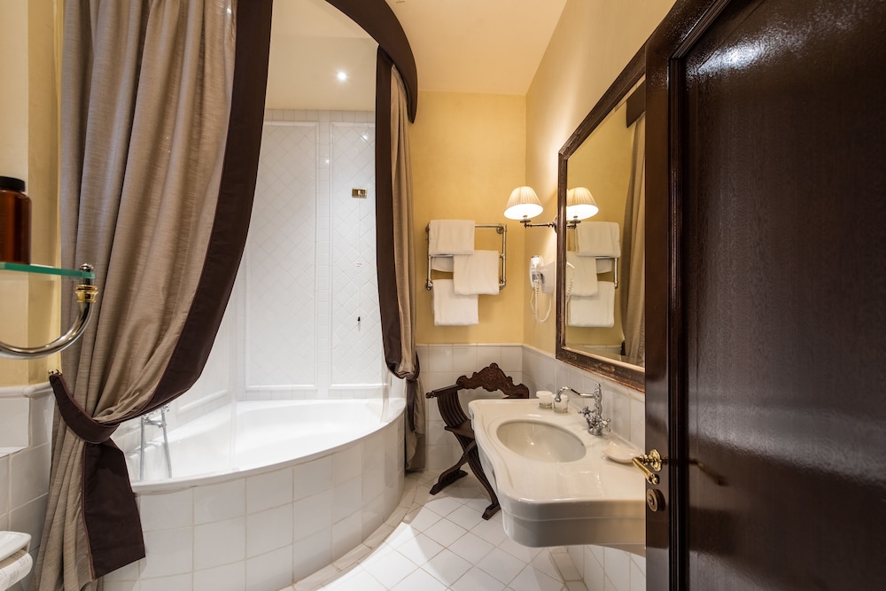 Grand Hotel Baglioni — Hotel rooms in Florence, Tuscany