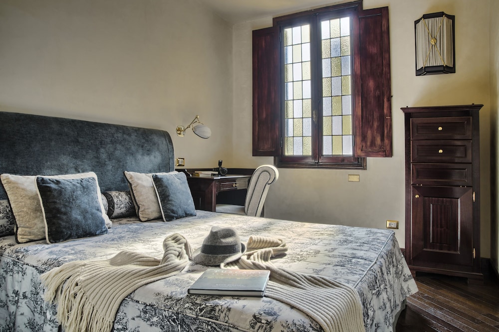 Grand Hotel Baglioni — Hotel rooms in Florence, Tuscany